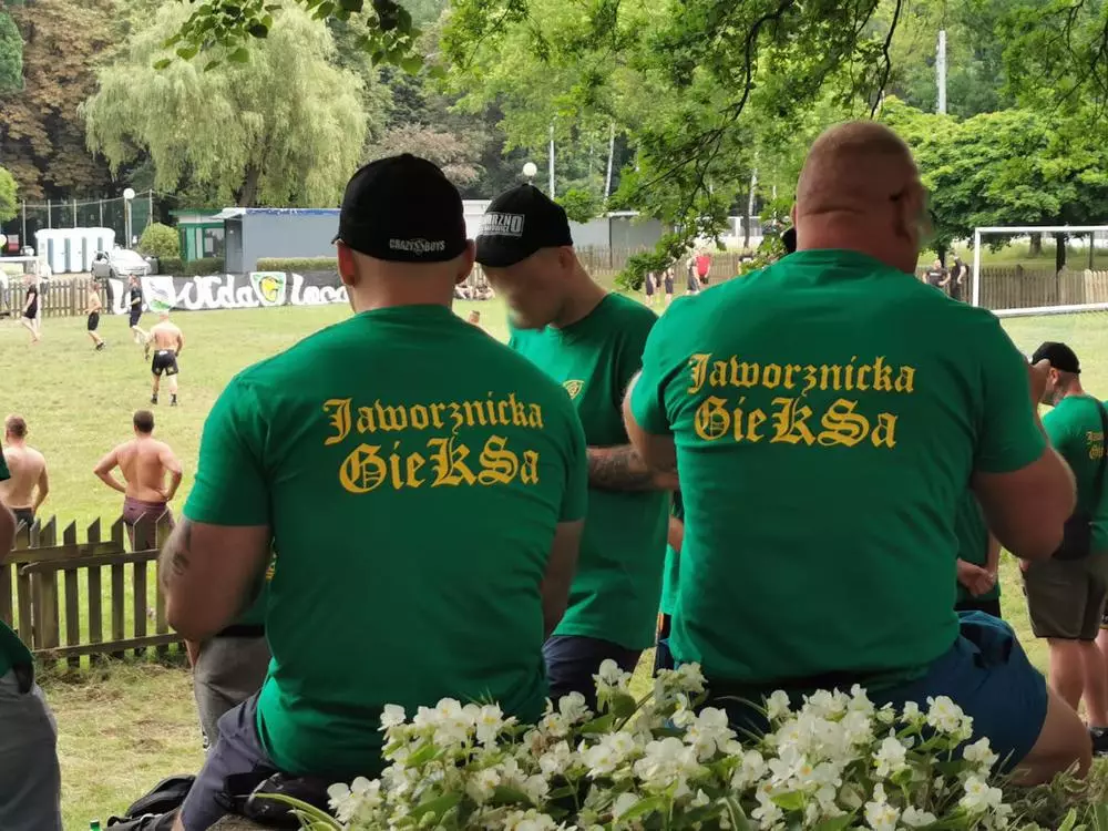 mężczyźni w zielonych koszulkach z żółtym napisem